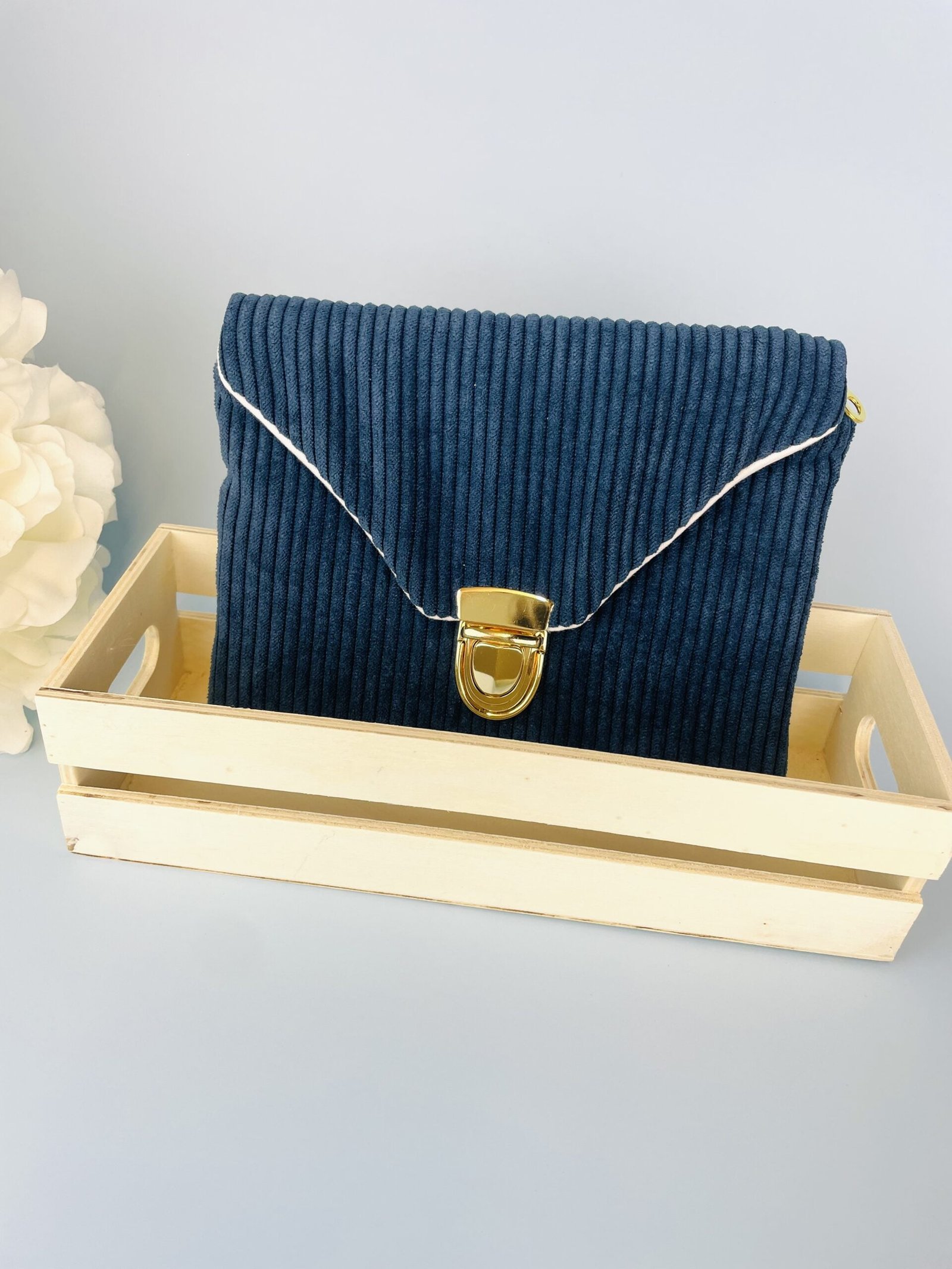 Pochette velours bleue marine – Image 3