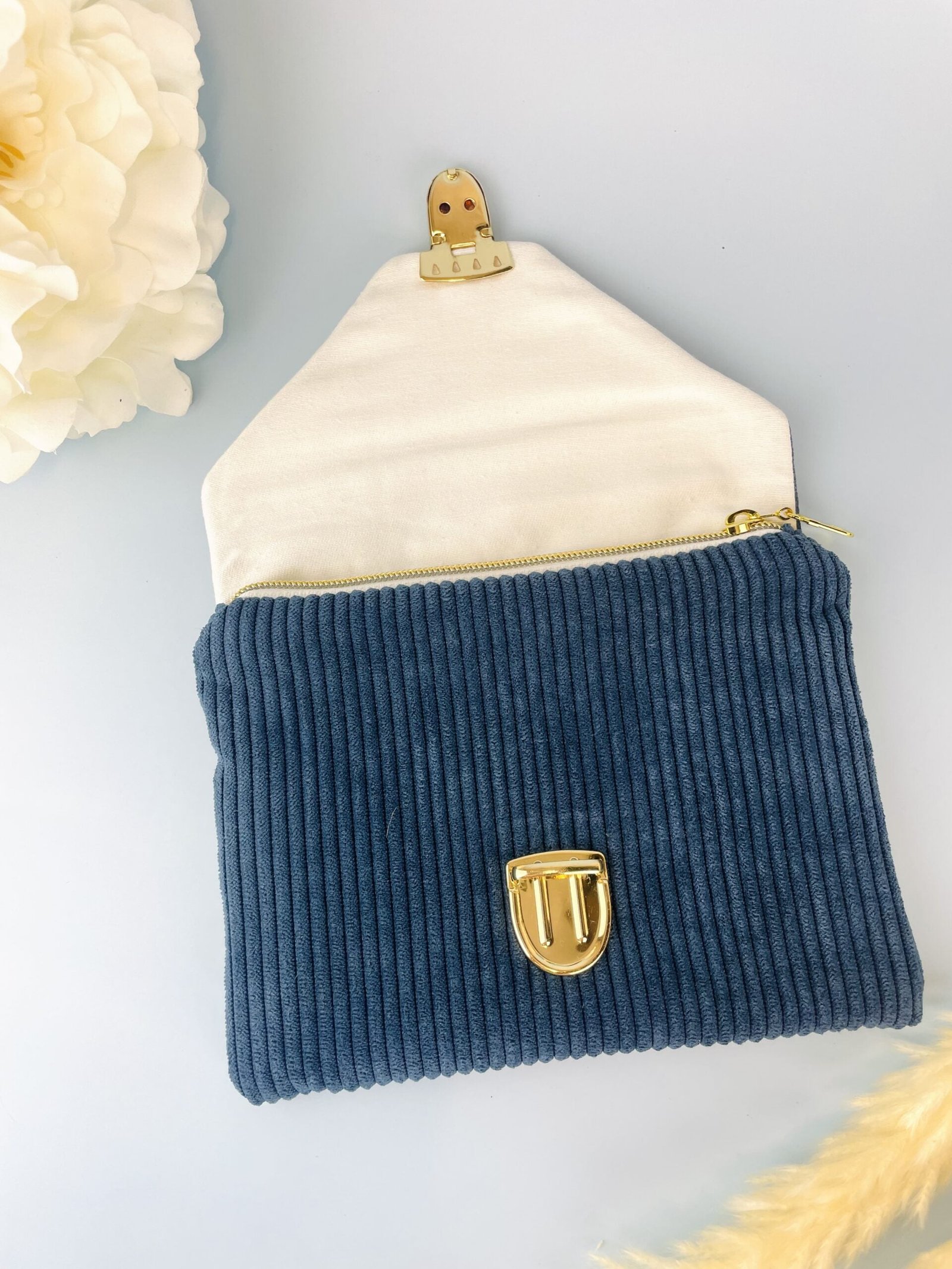 Pochette velours bleue marine – Image 2