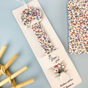 Attache tétine fleurie violette