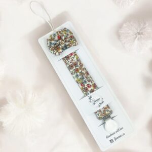 Attache tétine fleurie marron